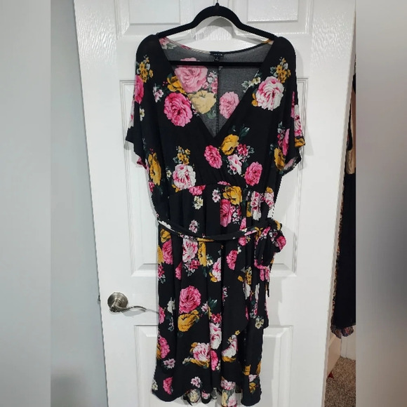 Torrid Black Fancy Flow Floral Mini Stretch Crepe Wrap Dress in Size 2 - Picture 2 of 12